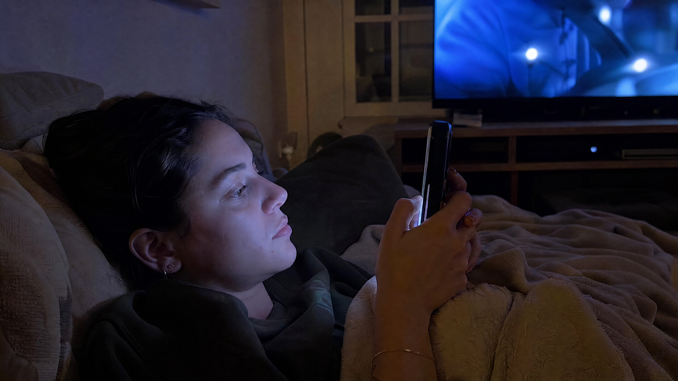 Zwei, drei Stunden vor den Bildschirmen – und danach liegt man hellwach im Bett. Kommt dir das bekannt vor?